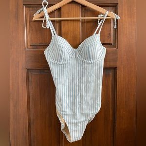Seersucker Old Navy tie shoulder underwire swimsuit NWT small